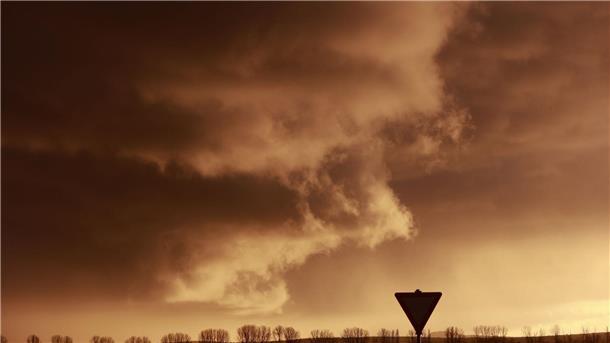 Sturm und Regen sorgen für Beeinträchtigungen Eine Schlechtwetterfront zieht bei tief stehender Sonne über den Harz hinweg.