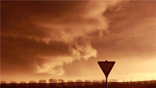 Tiefs bringen Schauer und stürmische Böen Eine Schlechtwetterfront zieht bei tief stehender Sonne über den Harz hinweg.