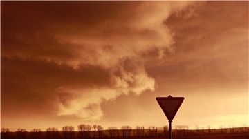 Eine Schlechtwetterfront zieht bei tief stehender Sonne über den Harz hinweg.