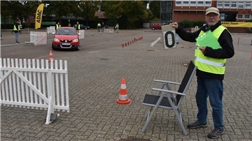 Bild von einem Auto, das beim ADAC-Parcours-Racing-Endlauf auf dem Rodenkircher Marktplatz teilnimmt