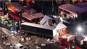 Eine Schneise der Verwüstung auf dem Weihnachtsmarkt am Breitscheidplatz in Berlin.
