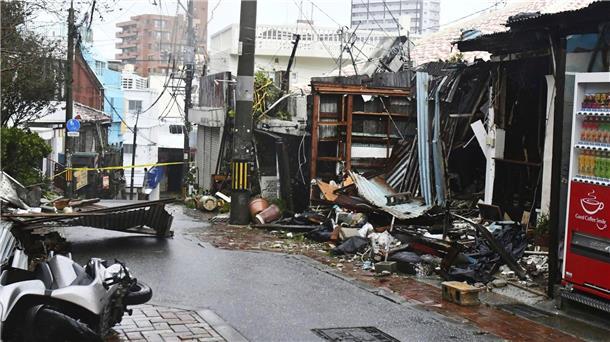 Eine Schneise der Verwüstung in der japanischen Stadt Naha.