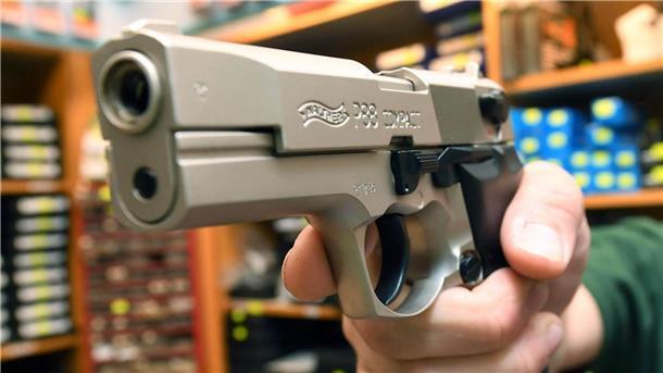Waffenrechtsreform wird zum Zankapfel Eine Schreckschusspistole vom Typ Walther P88 Compact Kaliber 9mm PAK.