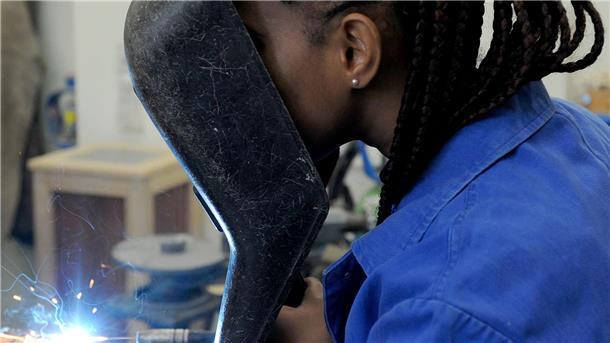 Eine Schülerin aus dem afrikanischen Guinea absolviert in der Metallwerkstatt der Allgemeinen Berufsschule in Bremen einen Kurs im E-Schweißen.