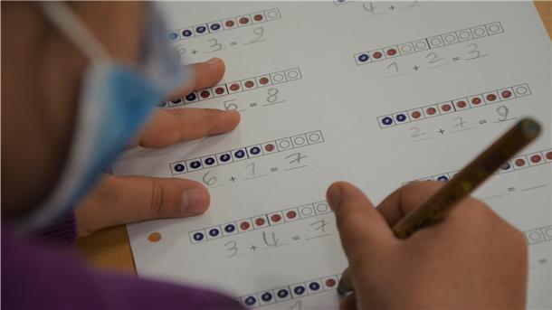 Eine Schülerin der Zevener Aue-Mehde-Grundschule übt Rechnen.