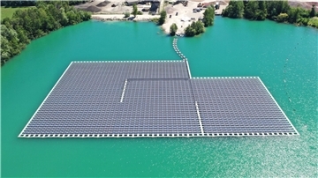 Eine schwimmende Photovoltaik-Anlage auf einem Baggersee. Bis 2045 soll Deutschland klimaneutral werden. Der Umbau der deutschen Energieversorgung soll höchste Priorität haben.