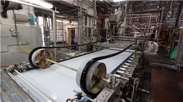 Eine Siebpartie in der Papierfabrik Hahnemühle.