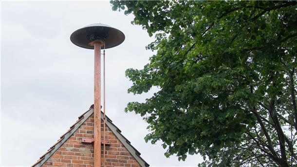 Kommunen fordern mehr Geld für Zivilschutz und neue Bunker Eine Sirene steht auf einem alten Feuerwehrhaus bei Hannover. Der Städte- und Gemeindebund fordert vom Bund bessere Vorkehrungen zum Schutz der Bevölkerung.