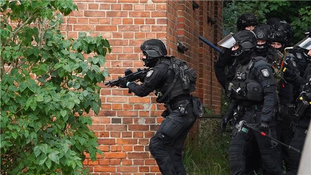 Geiselnahme in Kiel: Massive Vorwürfe gegen Tatverdächtigen Eine Sondereinheit der Polizei durchsucht am 12. September das Gelände des ehemaligen Marinefliegergeschwaders 5 in Kiel-Holtenau. Am Abend befreiten die Beamten die Geisel aus einem Hangargebäude.