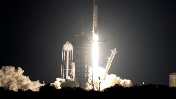 Zwei Amerikaner, ein Russe und ein Emirati unterwegs zur ISS Eine SpaceX-Falcon-9-Rakete mit „Crew Dragon“-Raumschiff hebt von der Rampe 39A des Kennedy Space Centers in den USA ab.