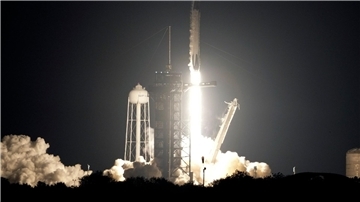 Eine SpaceX-Falcon-9-Rakete mit „Crew Dragon“-Raumschiff hebt von der Rampe 39A des Kennedy Space Centers in den USA ab.