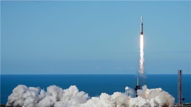 SpaceX soll die ISS aus dem Orbit holen Eine SpaceX-Rakete hebt von der Rampe 39A des Kennedy Space Center in Cape Canaveral ab.