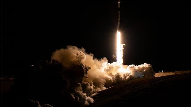 Wasser-Beobachtungs-Satellit der Nasa gestartet Eine SpaceX-Rakete mit dem Surface Water and Ocean Topography-Satelliten hebt von der Vandenberg Space Force Base in Kalifornien ab. Mit einem neuen Satelliten will die US-Raumfahrtbehörde Nasa erstmals fast alle Wasserflächen auf der Erde vermessen.