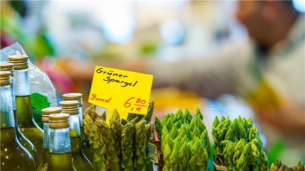 Das bleiche Gemüse ist wieder da: Diese Spargel-Mythen und Fakten müssen Sie kennen Eine Spargelstaude bleibt nur sieben bis zehn Jahre ergiebig - das trägt zum hohen Preis bei.