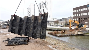 Eine Spundwand aus den 1960er Jahren wurde mit Hilfe eines Seilkrans auf der Baltimore-Pier abgelegt.