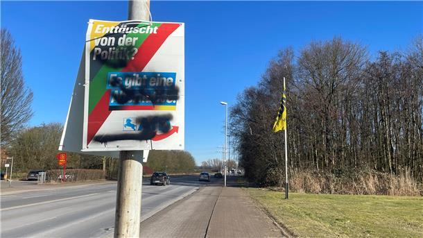 Vandalismus oder Protest: Darum ist das Beschädigen von Wahlplakaten strafbar Beschmiertes Wahlplakat an einer Straße.