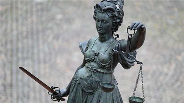 Lebensgefährtin getötet: 38-Jähriger gesteht Eine Statue der Justitia hält eine Waage und ein Schwert in der Hand.