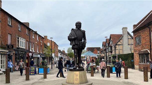 Was man von Shakespeare heute noch lernen kann Eine Statue von William Shakespeare in der englischen Stadt Stratford-upon-Avon.