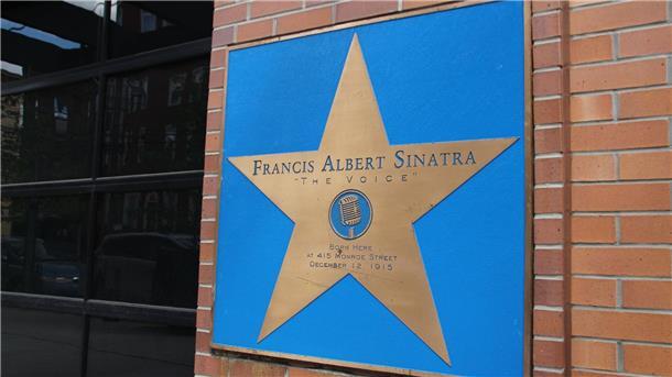 Denkmal, Plakette, Musical: 25. Todestag von Frank Sinatra Eine Sternen-Plakette am Geburtsort von Frank Sinatra.