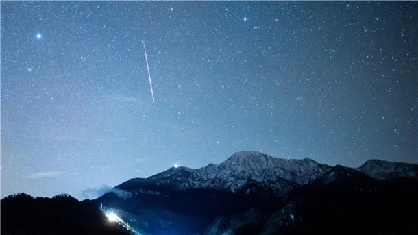 Blick in die Sterne - Sonne, Mond und Planeten im Jahr 2023 Eine Sternschnuppe ist während der Geminiden über dem Kochelsee zu sehen.
