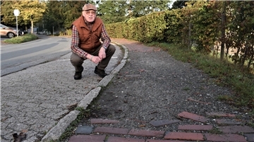 Eine Stolperfalle nach der anderen: Bernd Otten aus Bad Bederkesa ärgert sich über den „katastrophalen Zustand“ des Gehsteigs an der Hauptmann-Böse-Straße.