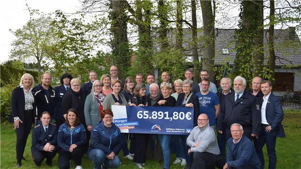 Die Raiffeisen-Volksbank Varel-Nordenham übergibt 65.891,80 Euro.
