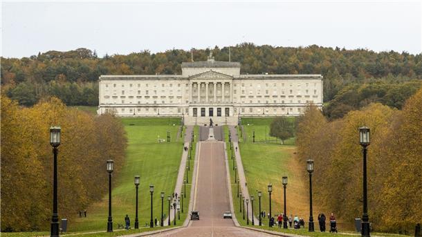 Terrorgruppe in Nordirland prüft Waffenruhe Eine Straße führt zum Parlamentsgebäude in Stormont.