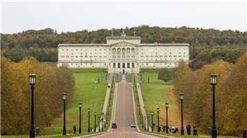 Eine Straße führt zum Parlamentsgebäude in Stormont.