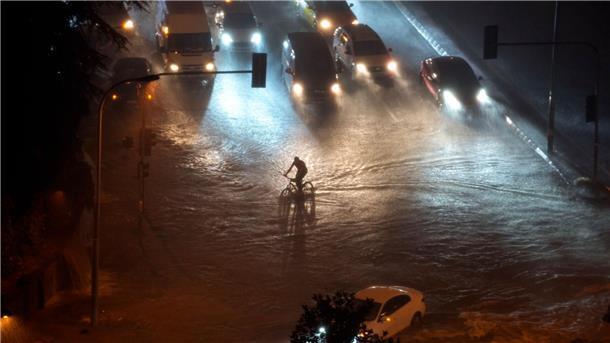 Tote bei Überschwemmungen in Millionenmetropole Istanbul Eine Straße in Istanbul steht nach sturzartigen Regenfällen unter Wasser.