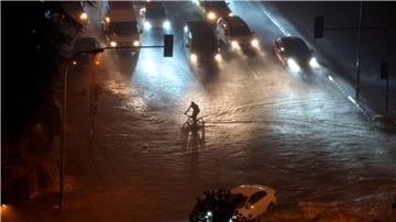 Eine Straße in Istanbul steht nach sturzartigen Regenfällen unter Wasser.