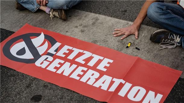 Klima-Aktivisten wegen Fernflügen nach Asien in der Kritik Eine Straßenblockade durch Aktivisten der Gruppe Letzte Generation.