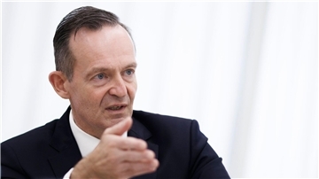 Eine Strecke für fünf Monate zu sperren, sei ein maximaler Eingriff ins Netz. Danach aber könnten die Züge im Regelbetrieb über Jahrzehnte pünktlich fahren, so Wissing.