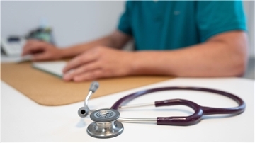 Eine Studie der Uni Würzburg zeigt, dass Ärzte, die in ihrer Arbeit Künstliche Intelligenz verwenden, von Patienten schlechter eingeschätzt werden. (Symbolbild)