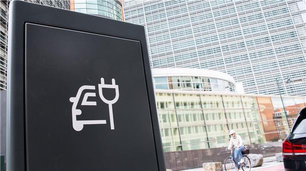 Studie sieht E-Mobilität 10 Jahre nach VW-Skandal auf Kurs Eine Studie sieht die europäische Autoindustrie auf gutem Weg zu mehr Elektromobilität und warnt vor den Auswirkungen durch Verzögerungen. (Archivbild)
