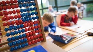 Eine Studie zeigt: Jungen erzielen ein paar Monate nach dem Schulstart bessere Leistungen in Mathe als Mädchen.