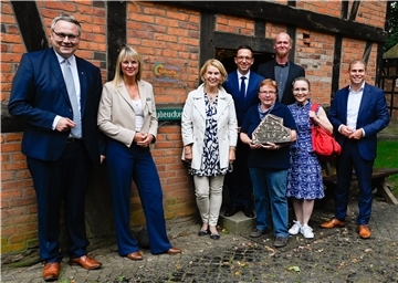 Eine Stunde im Zeichen des Blaudrucks und mehr: Museumsdirektor Matthias Loeber (Sechster von links), Heimatverein-Vorsitzende Elke Twesten (Dritte von links) und Blaudruck-Koryphäe Annerose Rathjen (Fünfte von links) freuten sich über den Besuch von Landrat Marco Prietz, Bürgermeisterin Ulrike Jungemann und den beiden Landtagsabgeordneten Dörte Liebetruth und Eike Holsten (von links).