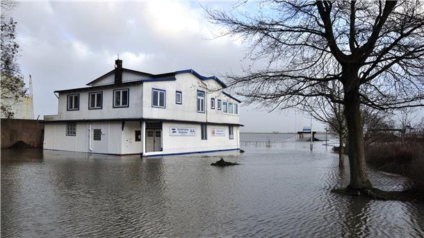 Eine Sturmflut am Nordenhamer Ruderclub (8. Januar 2019).