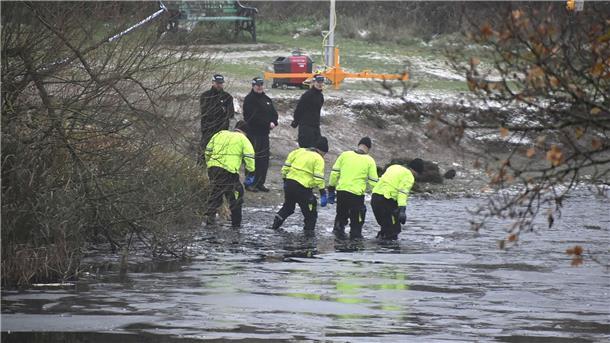 Drei Jungen nach Einbruch in gefrorenen See gestorben Eine Suchmannschaft im Einsatz. Womöglich sind noch weitere Kinder in den See gestürzt.