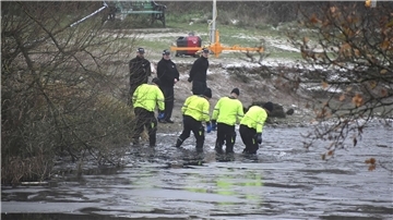 Eine Suchmannschaft im Einsatz. Womöglich sind noch weitere Kinder in den See gestürzt.