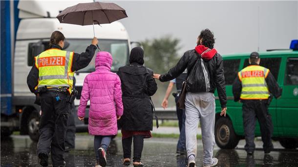 Eine syrische Familie an der Grenzkontrollstelle an der Anschlussstelle Bad Reichenhall Salzburg nach München.