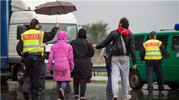 Eine syrische Familie an der Grenzkontrollstelle an der Anschlussstelle Bad Reichenhall Salzburg nach München.