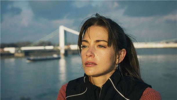 Eine Szene aus „Bauchgefühl“: Lena (Laura Berlin) steht vor einer bedeutsamen Entscheidung.