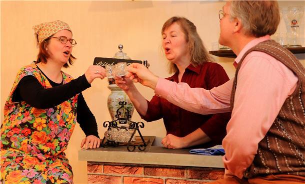 Eine Szene aus einem früheren Theaterstück der "Rha-La-Bü" zeigt Maja Zeißig, Christiane Kruse und Johannes Heins (von links) auf der Bühne.