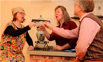 Eine Szene aus einem früheren Theaterstück der "Rha-La-Bü" zeigt Maja Zeißig, Christiane Kruse und Johannes Heins (von links) auf der Bühne.