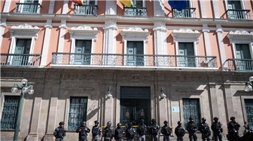 Eine Tag nach dem Putschversuche schützen Sicherheitskräfte den Regierungspalast im bolivianischen La Paz
