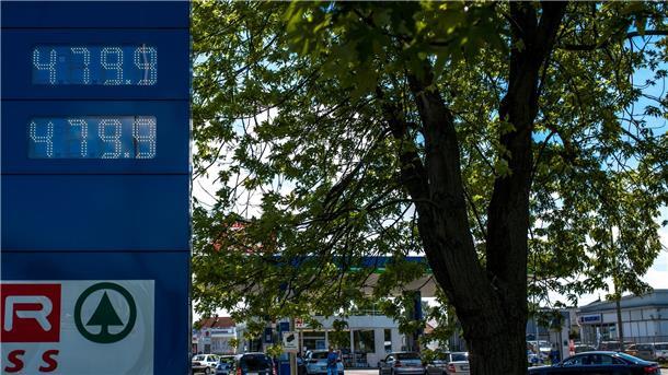 Eine Tankstelle mit amtlich regulierten Preisen im ungarischen Komárom am 27.05.2022.