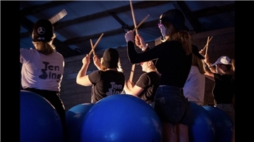 Eine Tanzeinlage mit Pezzibällen und Drumsticks von der Ten-Sing-Gruppe Tarmstedt.