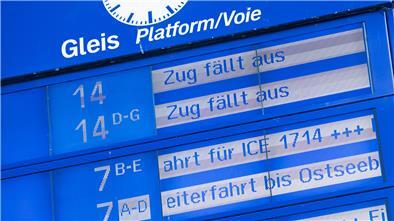 Verzögerungen und Zugausfälle sind auf einer Anzeigetafel im Hauptbahnhof angeschrieben, nachdem der Fernverkehr in Norddeutschland zum Erliegen gekommen ist.