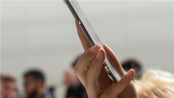 Eine Teilnehmerin der Vorstellung neuer iPhone-Modelle von Apple probiert das neue iPhone Air aus.