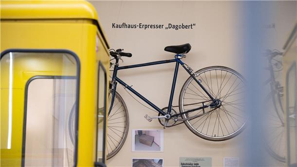 Kaufhaus-Erpresser „Dagobert“ vor 30 Jahren festgenommen Eine Telefonzelle und Ausstellungsstücke wie das Fahrrad von Kaufhaus-Erpresser Dagobert in der Polizeihistorischen Sammlung der Polizei Berlin.